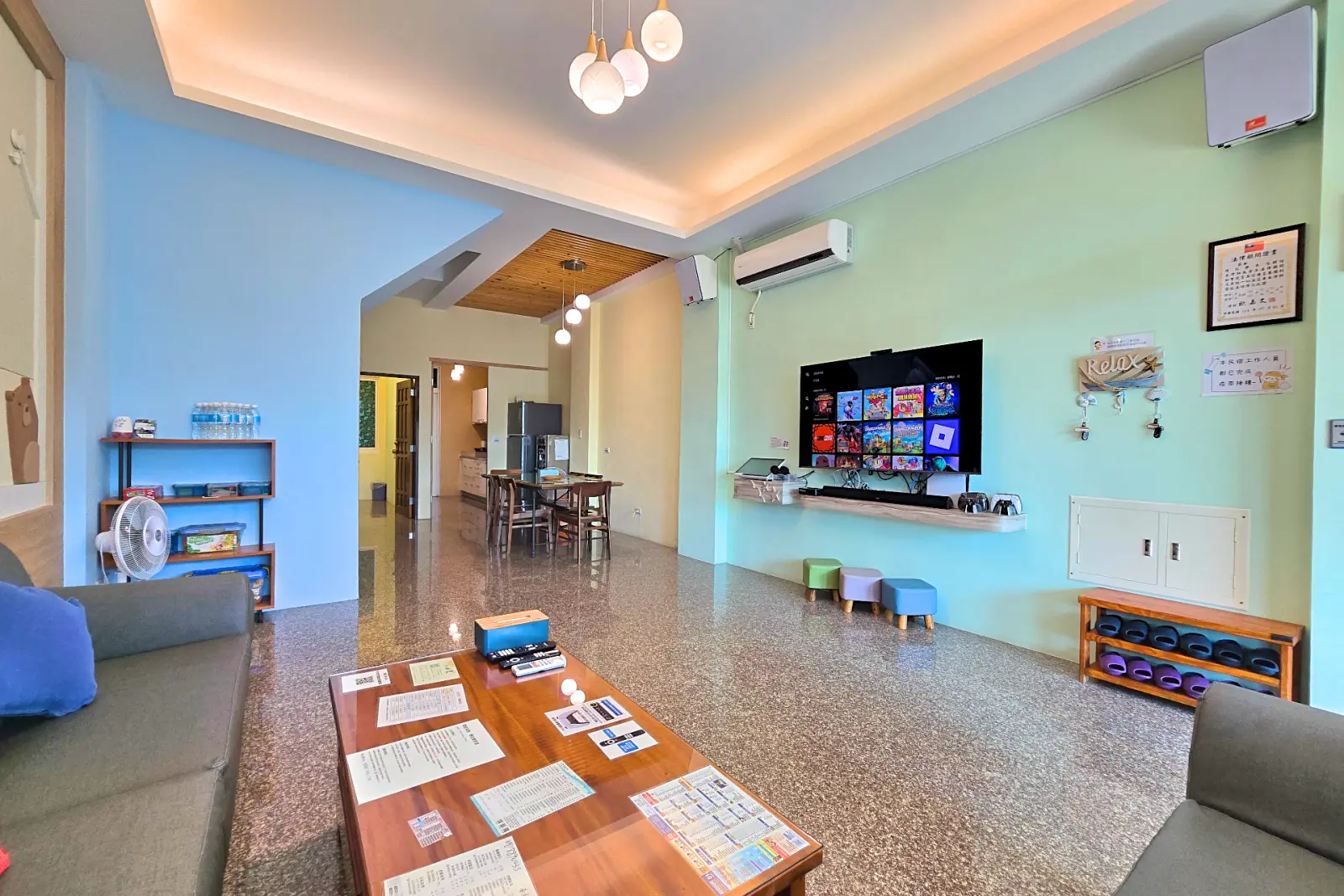 博拉樂一樓包棟大廳,客廳沙發區與電視牆