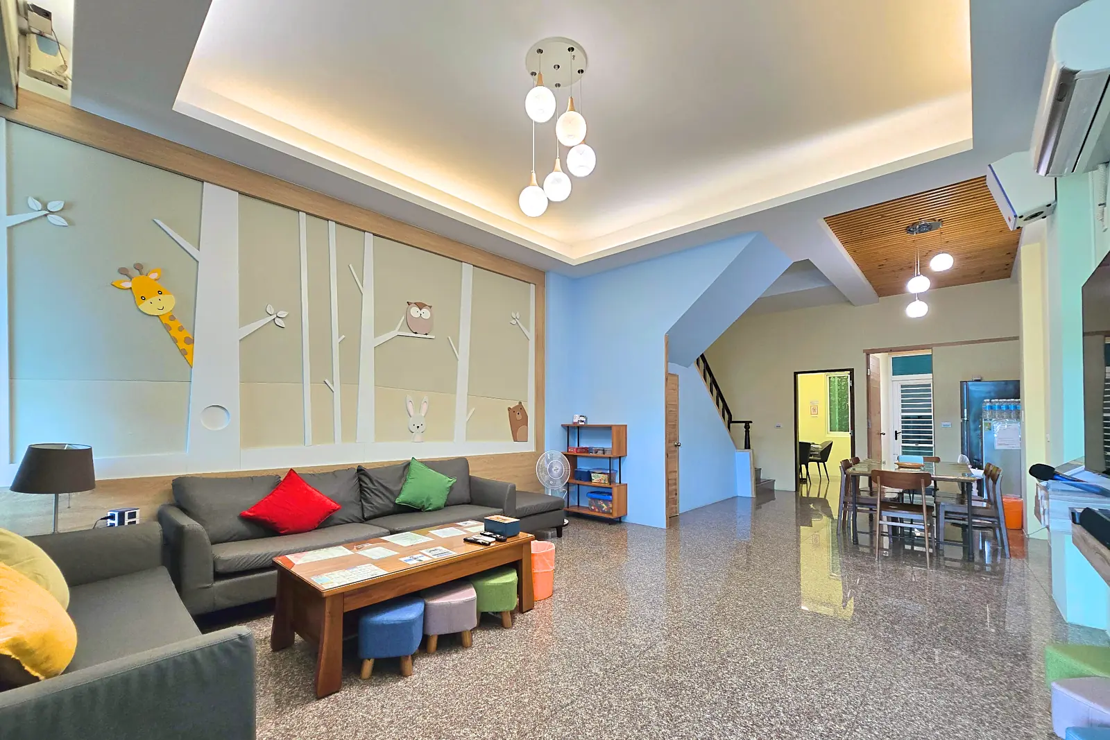 博拉樂一樓客廳與餐廳的開放式公共空間