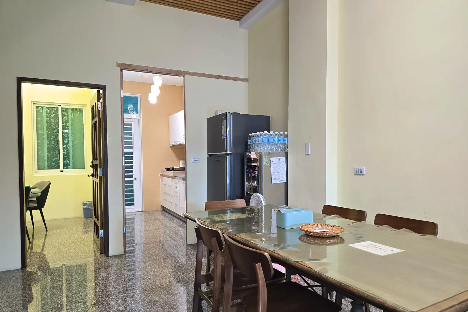 博拉樂一樓餐桌區、冰箱與廚房入口