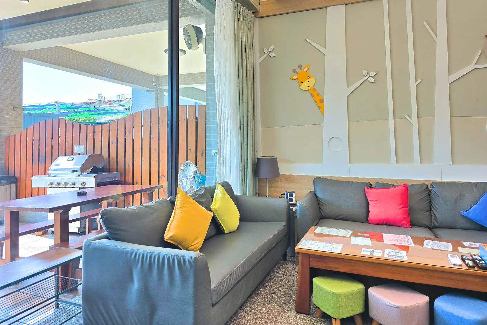 客廳沙發區與相連的前庭烤肉空間