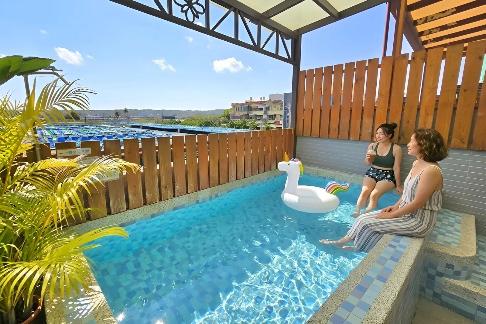 二樓陽台戲水池可同時容納多人戲水