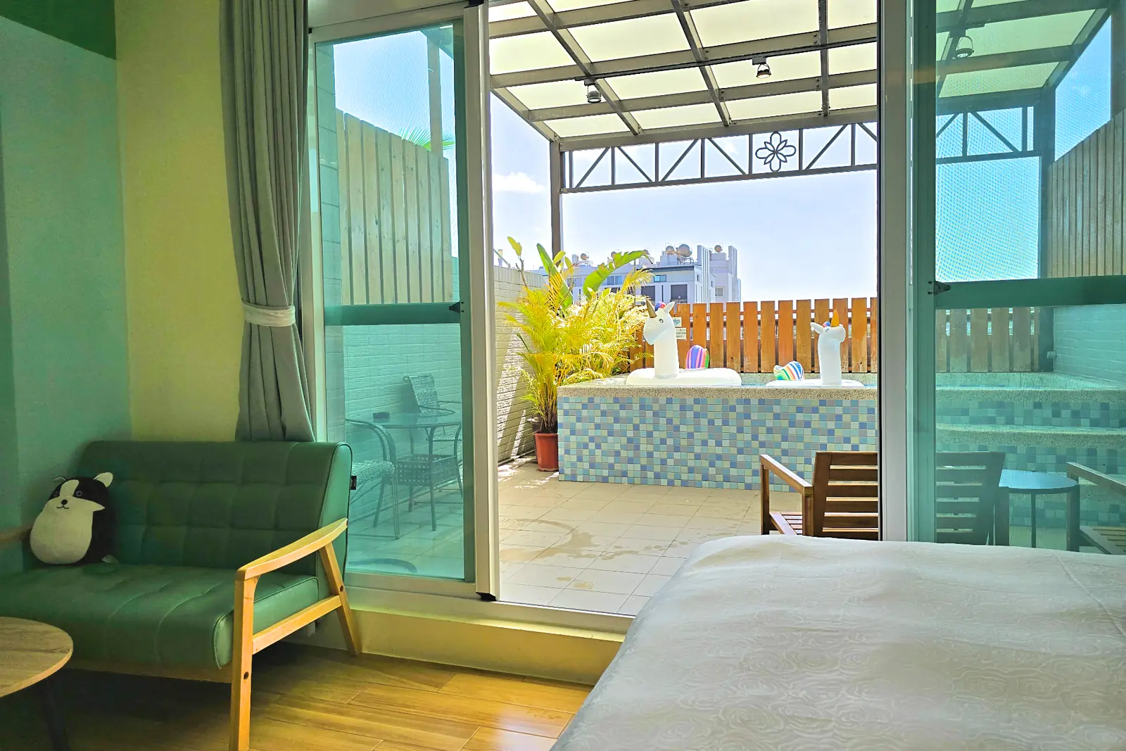 房內即可看見連接陽台的戲水池