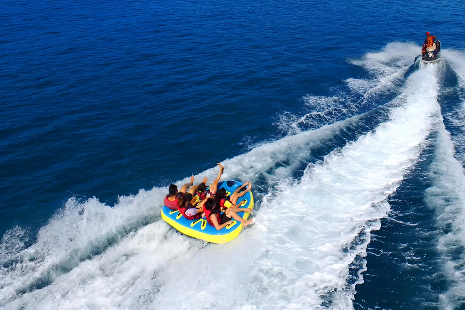 遊客體驗海上香蕉船與拖曳水上活動